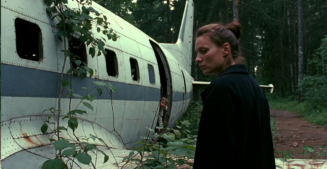 Девушка из детдома въехала в дом, где даже печь развалилась… А когда пошла в лес за клюквой, нашла в кабине самолёта ребёнка