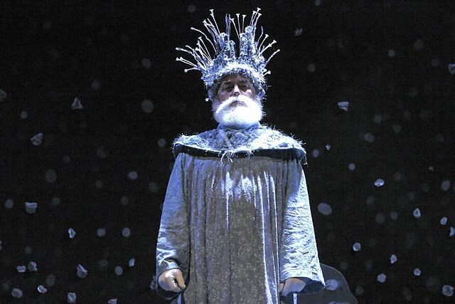 На сцене театра