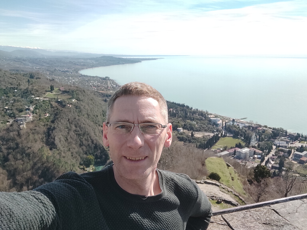 Город Новый Афон в Абхазии - вид с высоты на популярный курорт. Фото: Кирилл Полиенко / Polienko: путешествуем вдвоём