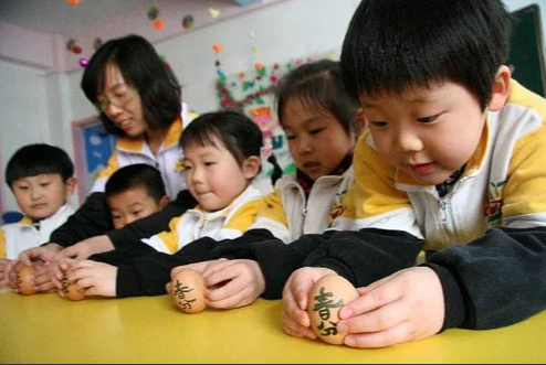 Учитель объясняет праздник детишкам в детском саду