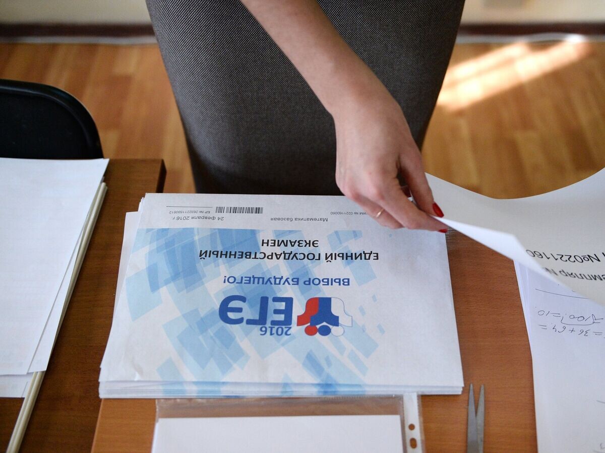   Конверты с заданиями для пробного Единого государственного экзамена по математике в московской школе с углубленным изучением английского языка № 128 | © РИА Новости / Валерий Мельников