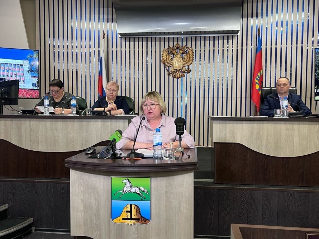     Нина Богуславская, начальник отдела организации деятельности по накоплению, сбору, транспортировке, обработке, утилизации, обезвоживанию, захоронению твердых коммунальных отходов МКУ "Управления ЖКХ, благоустройства и ДХ".Пресс-центр администрации Бийска