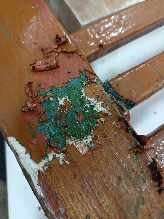 под двумя половыми проглядывают зеленая, затем синяя, а потом еще и белая