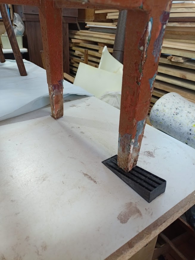 разница в высоте ножек