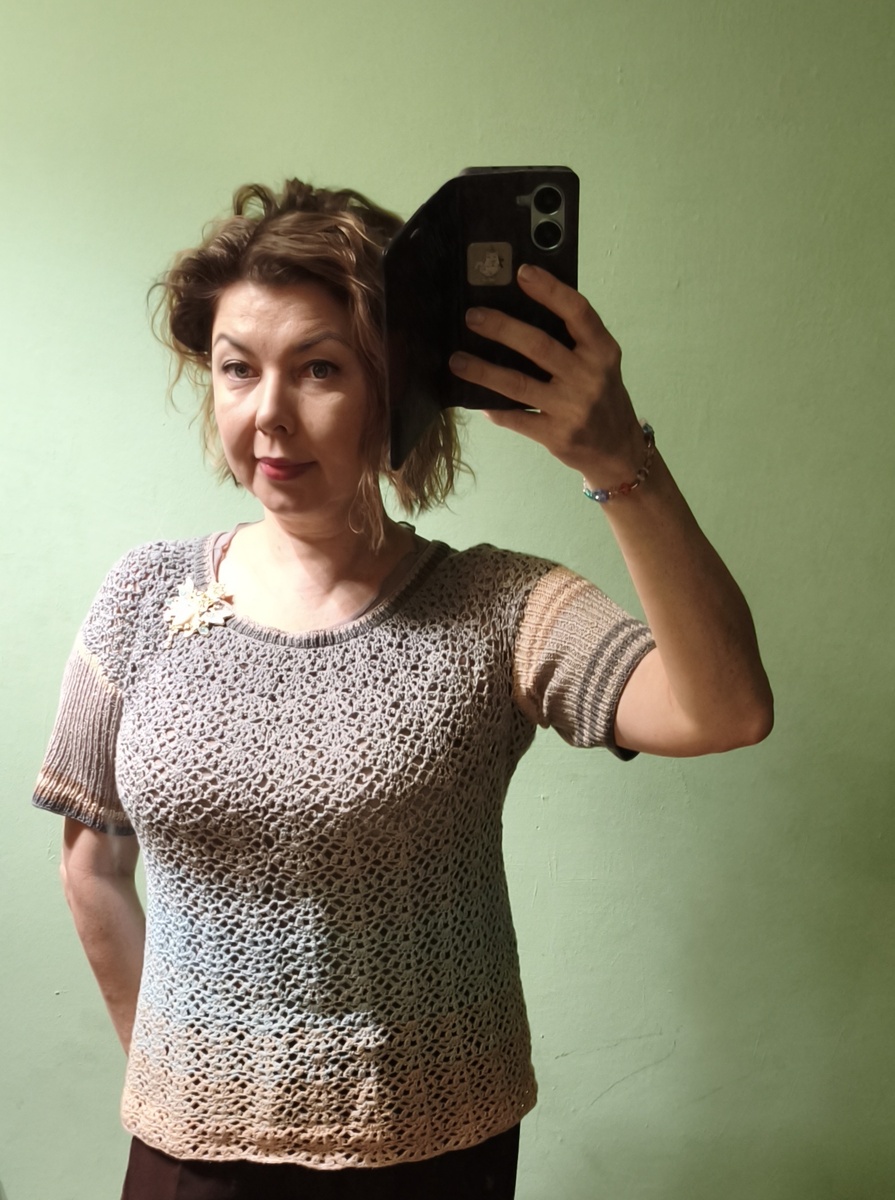 Чтоб ничего не просвечивало первым слоем майка-сетка.