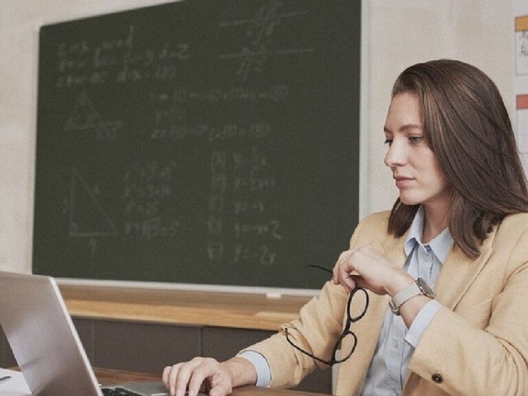    Иллюстрация к материалу: Проверки соцсетей учителей: что говорят юристы и родители