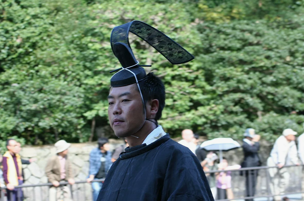 Посчитайте, сколько точек крепления у шапки) Как седло на лошади крепится!