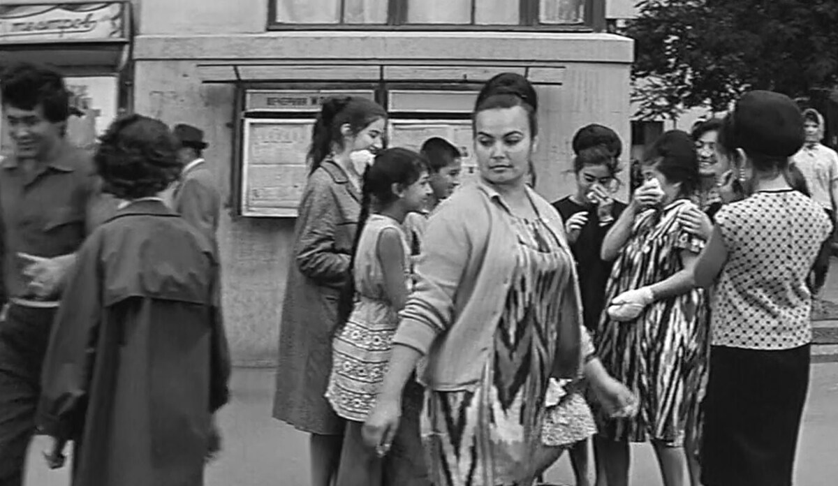 Фрагмент кадра из фильма «Три тополя на Плющихе»