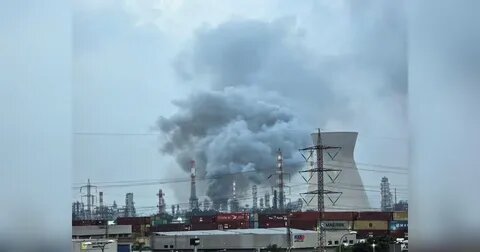 Промзона в Хайфе в дыму.  фото: яндекс.