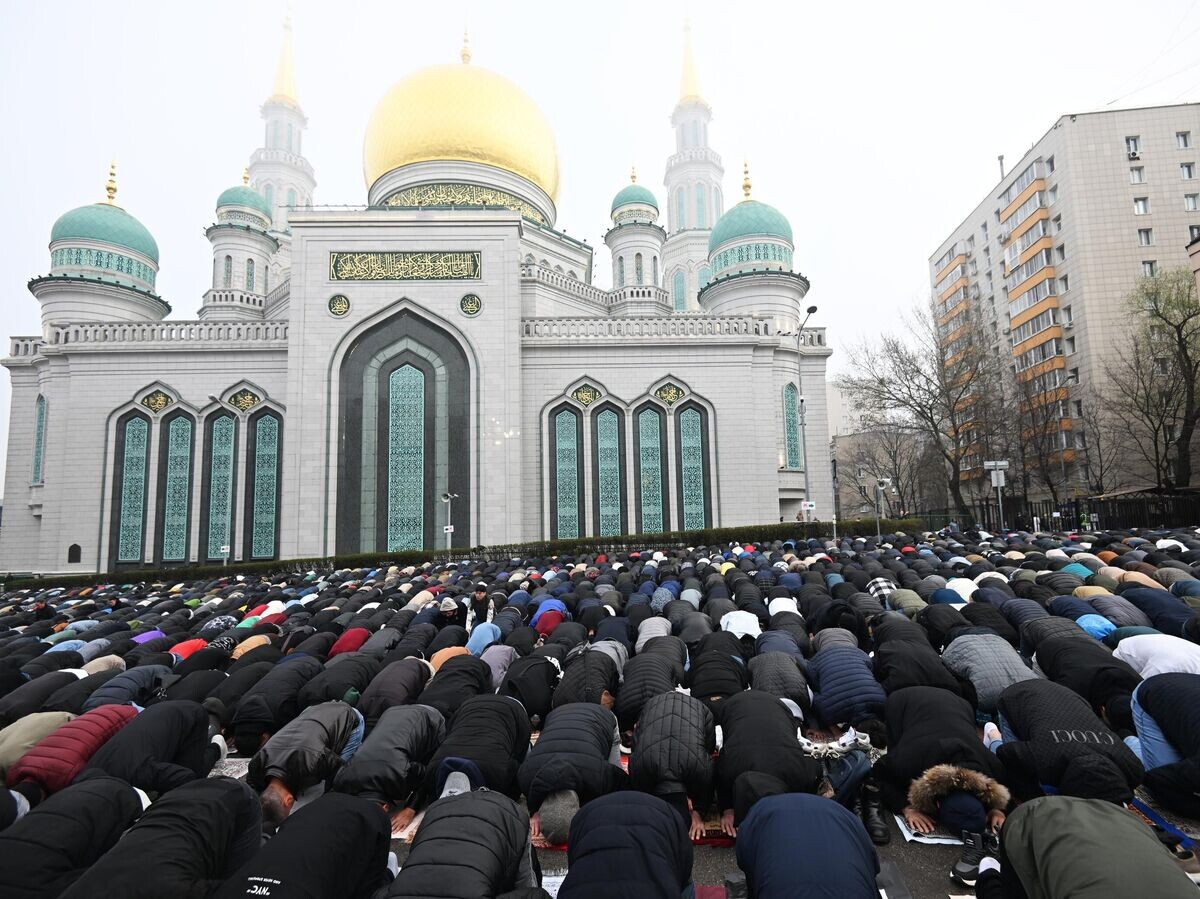    Верующие на богослужении в день праздника Ураза-байрам у Московской соборной мечети | © РИА Новости / Павел Бедняков
