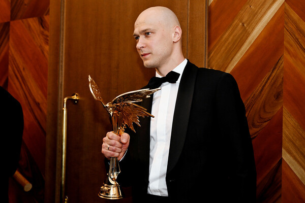 Актер Юрий Борисов, получивший награду в номинации «Лучшая мужская роль» (фильм «Кончится лето»), на 38-й церемонии вручения кинематографической премии «Ника» в театре «Маска» в Москве, 24 марта 2025 года / Екатерина Чеснокова/РИА Новости   📷