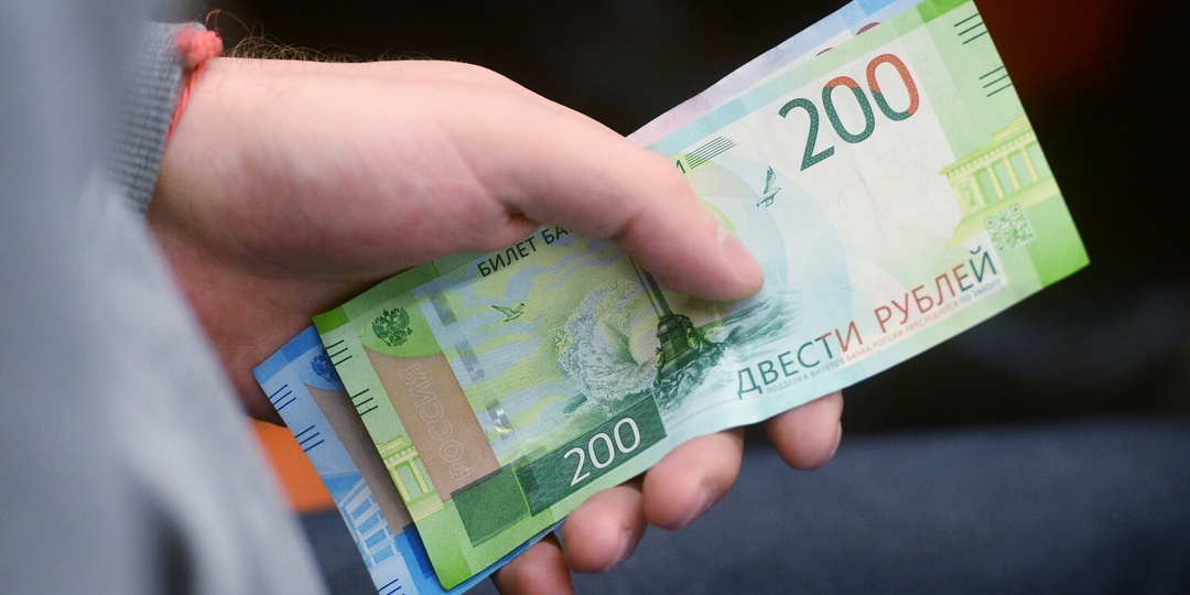 Почему до апреля лучше снять деньги с зарплатной карты