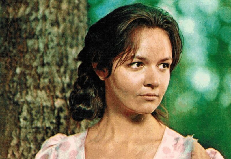    Ирина Акулова в кадре из фильма “Блокада”, где она воплотила драматический образ.