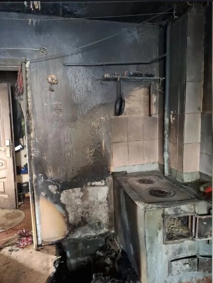    Пожар в селе Сокол Долинского района Сахалина 20 марта 2026 года Фото: СУ СКР по Сахалинской области/ Огонь распространился с кухни.