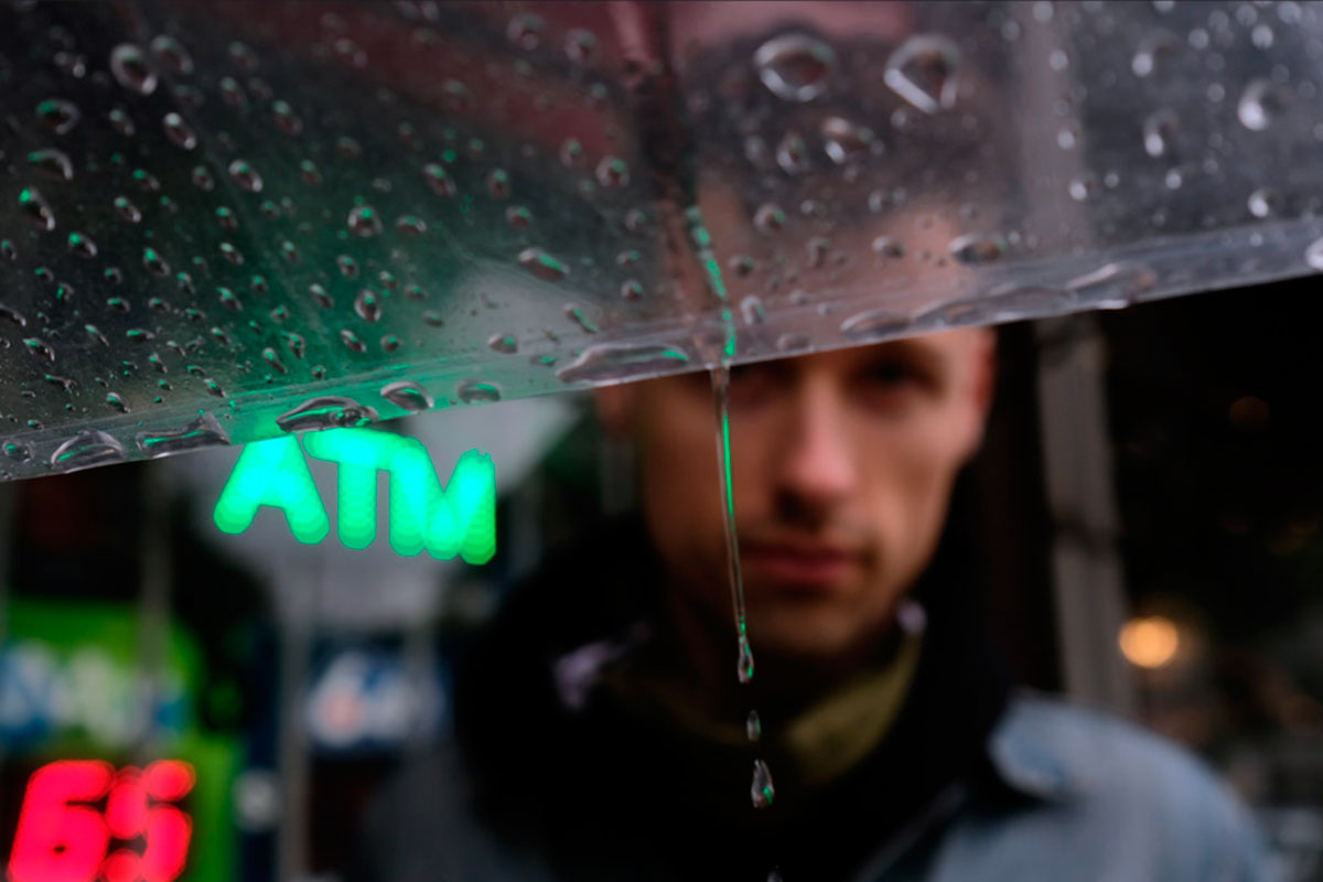 Если расщепление не помогает и «плохое» просачивается, психика включает диссоциацию