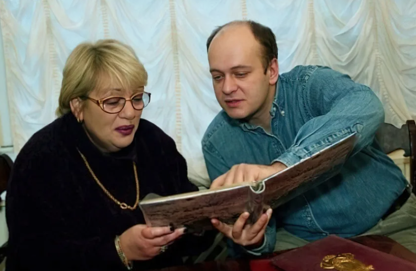Денис Евстигнеев с мамой, Галиной Волчек. Фото: соцсети