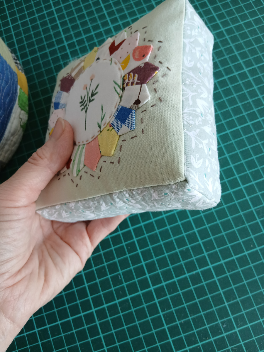 высота игольницы 3,5 см.