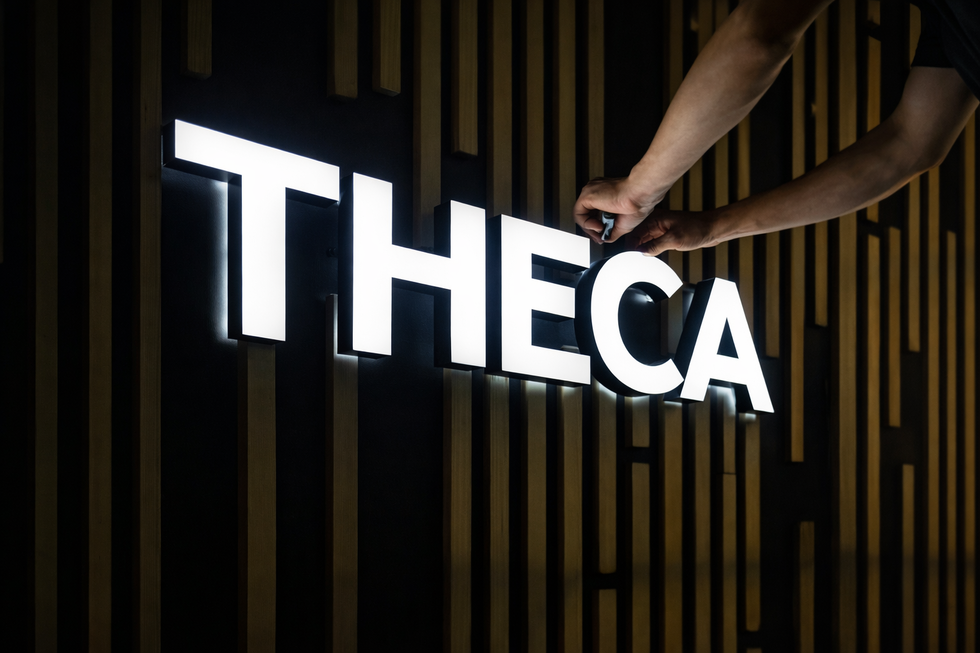 Вывеска для шоурума: белые объёмные буквы, которые выглядят дорого и аккуратно