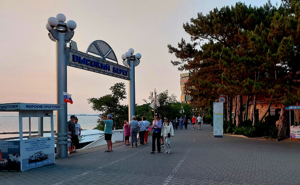 Набережная Анапы, вход на галечный пляж «Высокий берег» — один из 17 километров побережья, открытых для купания в 2026 году, фото автора