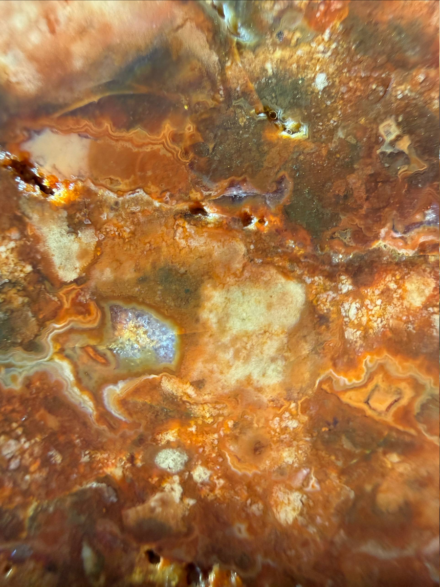 Красивый красный кремень