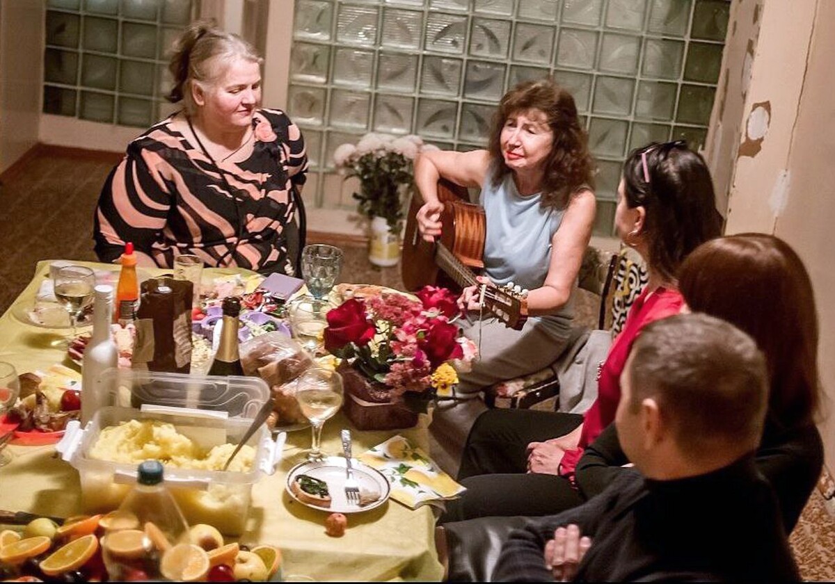 Гали Траверз на фото с гитарой  📷
