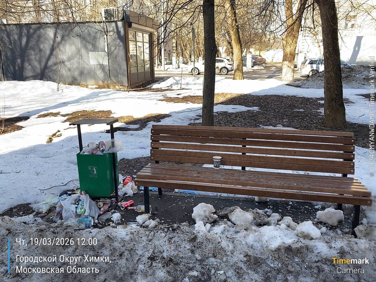 Остановка "Поликлиника" слева