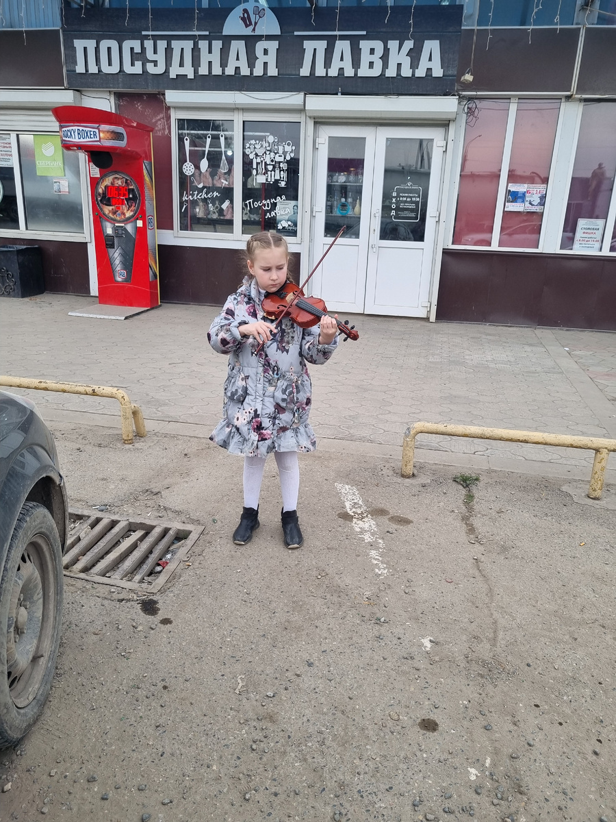 Стоит, этюд отрабатывает