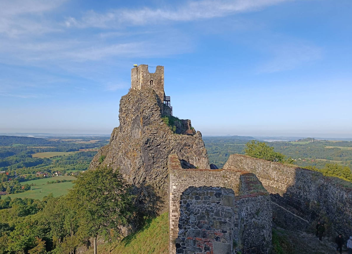 Башня «Баба» (47 метров): суровая стражница замка Троски. Даже спустя столетия её стены, воздвигнутые на отвесном утесе, внушают трепет своей неприступностью.
