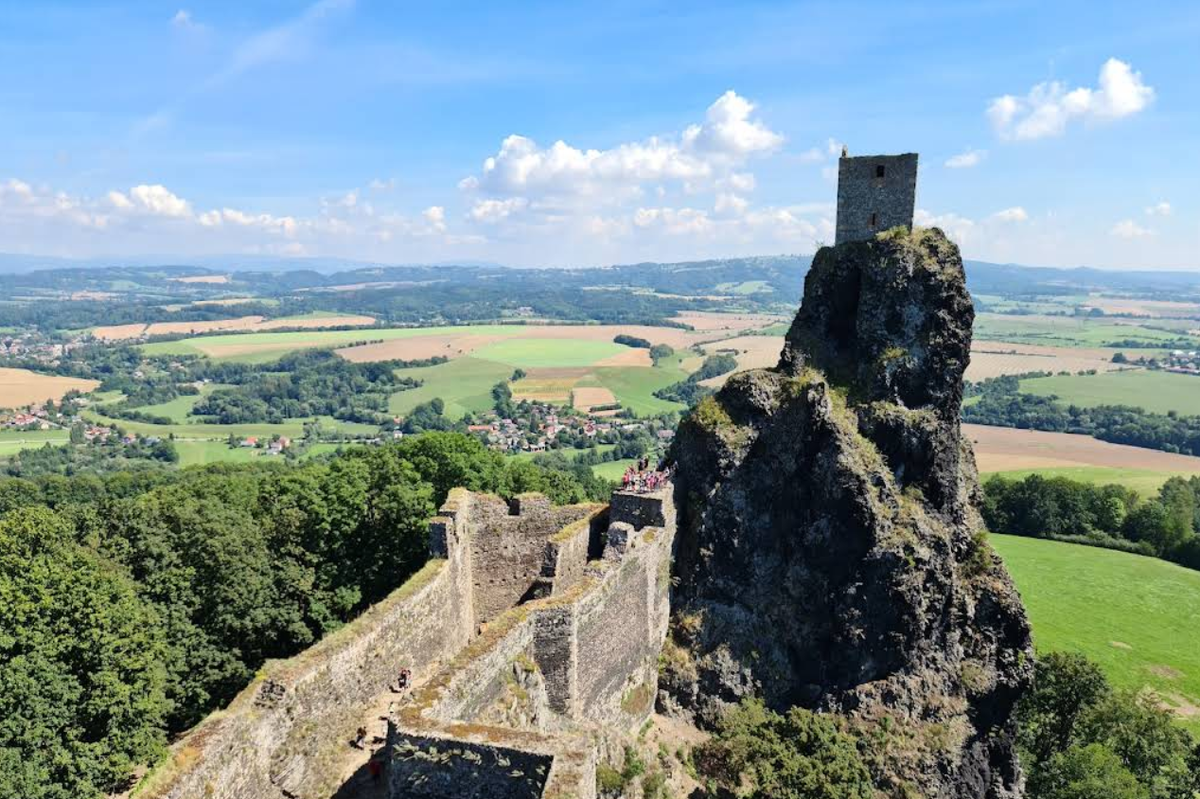 Башня «Дева» (57 метров): самая высокая точка крепости. С её вершины в ясную погоду можно увидеть даже окраины Праги.