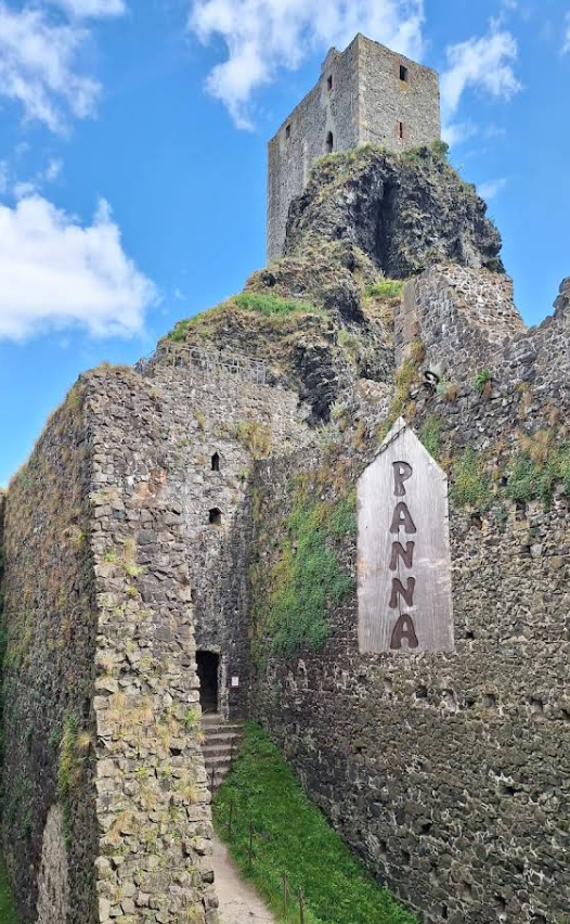 Вид на башню Дева в замке Троски, Чехия