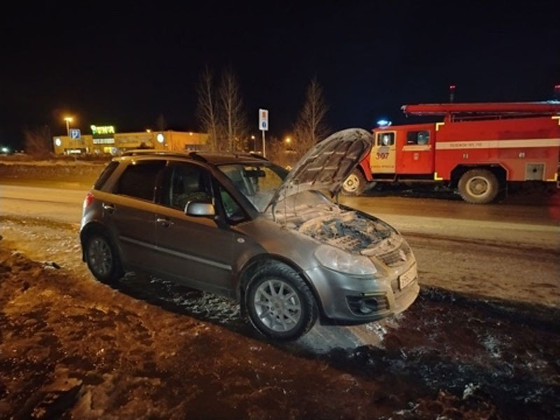    В Каменске-Уральском загорелся автомобиль на улице Суворова