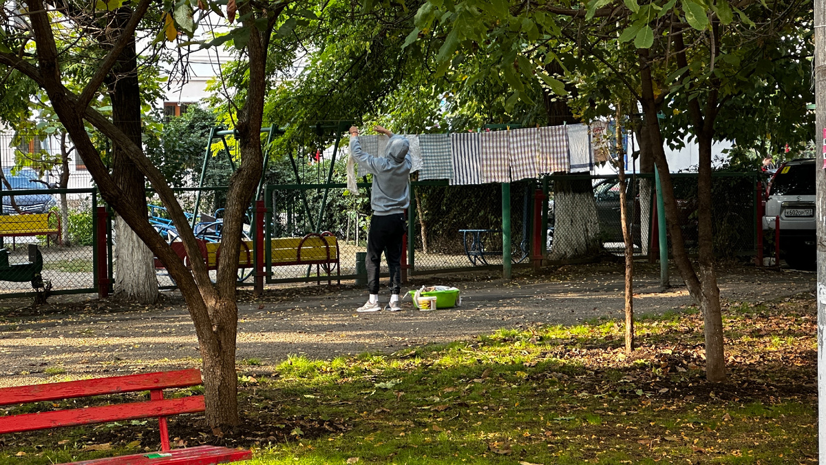 Мало кто может понять логику, но во дворах старых домов у нас даже в центре, даже там, где в паре метрах автомобильный трафик очень высокий до сих пор принято вывешивать продукцию своей жизнедеятельности)