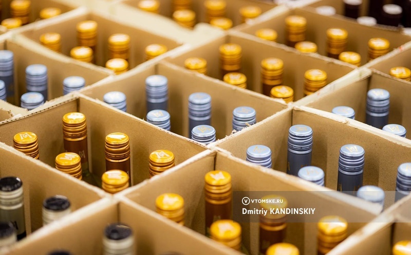 Полицейские изъяли более 100 литров нелегального алкоголя из точки общепита в Томске