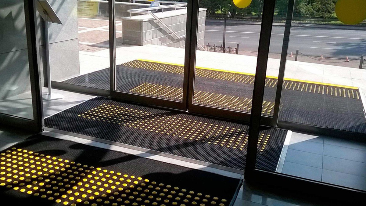 Грязезащитное покрытие «ТифлоПол» в одном из отделений «Сбербанка»