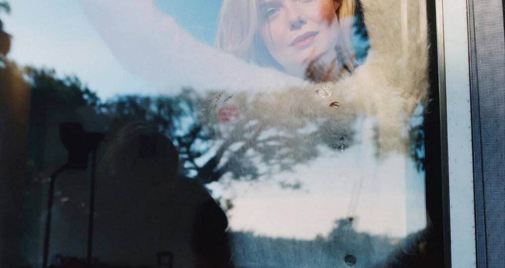 Эль Фаннинг в по-настоящему весенней съемке для апрельского номера Vogue Spain в образах Louis Vuitton, Alaïa, Prada, Chloé, Coach, Versace