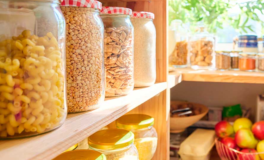 Продукты-долгожители: что можно хранить дома годами