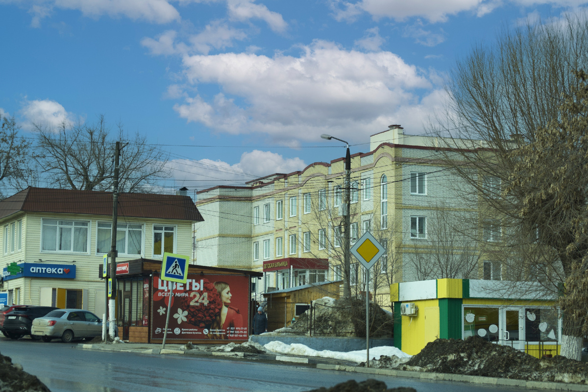 В городе заметны чёрные горы снега ожидающие первых субботников.