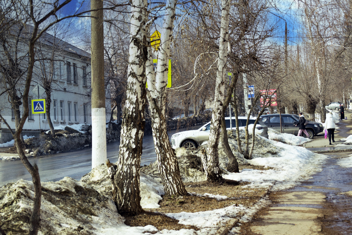 Улица Ленина в городе освобождается от снега.