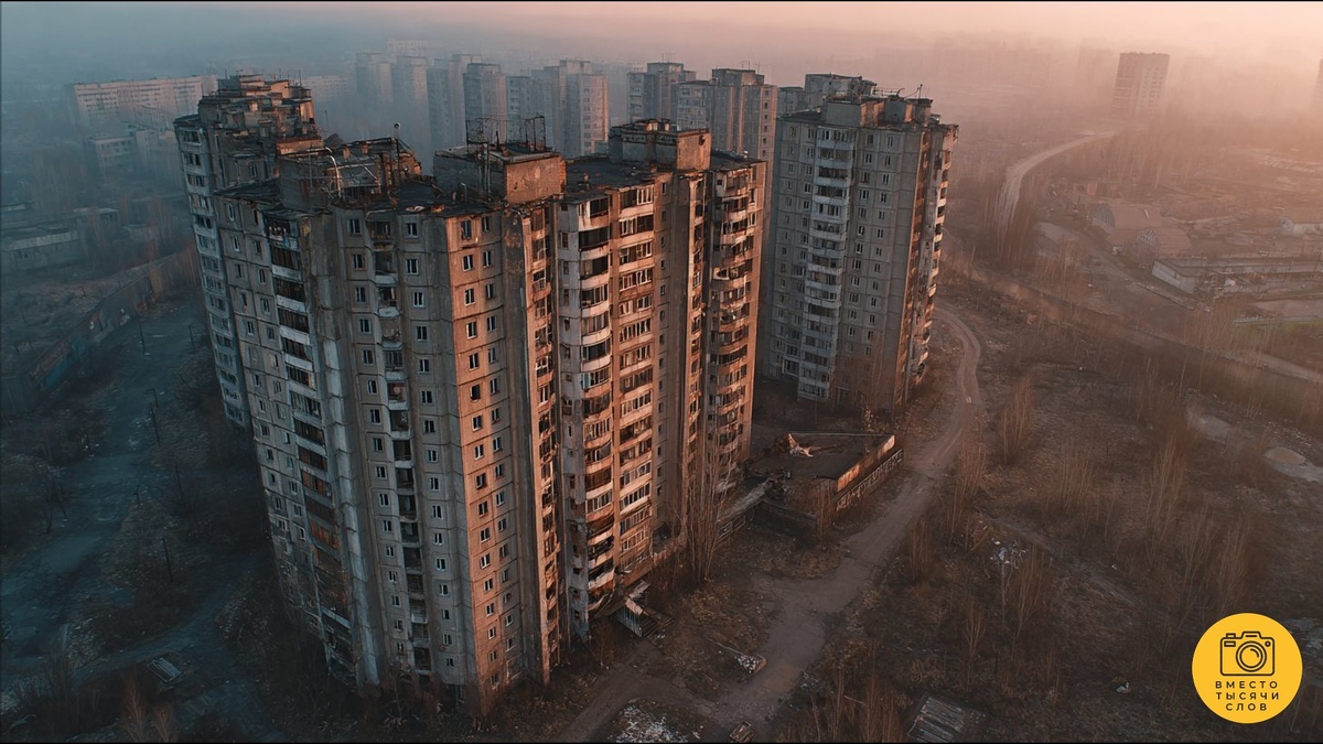 Панельные дома в российском промышленном городе. Таких районов в стране тысячи — и в части из них уже некому гасить свет в подъезде.