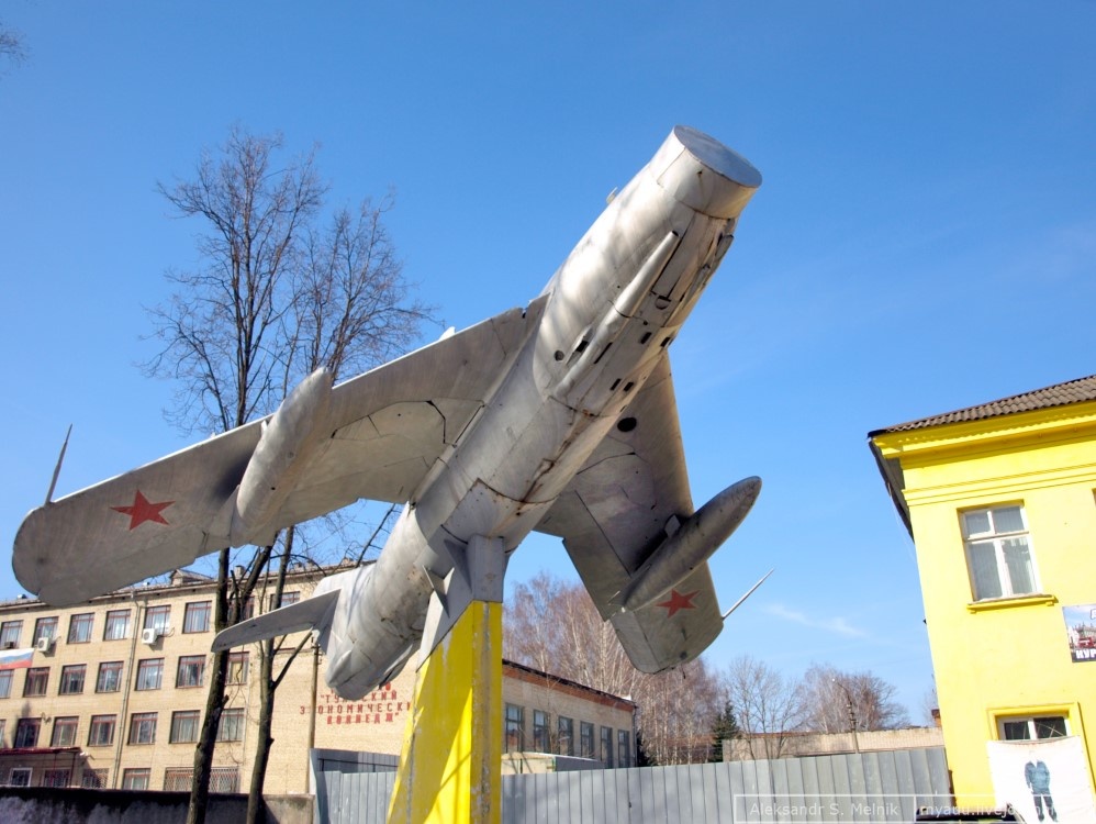 Памятник самолету МиГ-17 в г. Щёкино. Настоящее время. Фото из открытых источников.