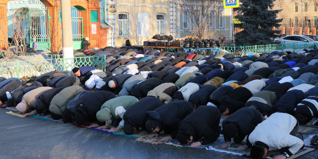 Появились фото сотни мусульман, совершивших намаз на улице Елькина в Челябинске