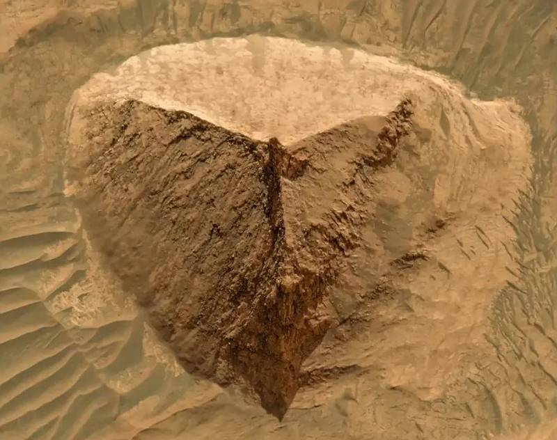 Приближение к предполагаемой пирамидальной структуре. Источник: НАСА.