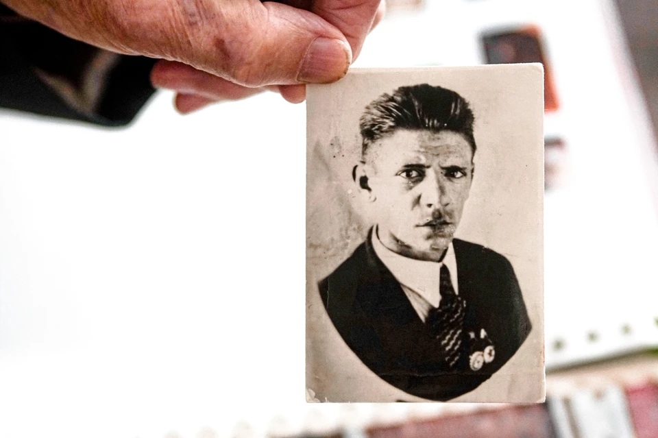 Ветеран хранит фотографию своего старшего брата, который погиб во время Великой Отечественной войны. Фото: Яна Вежлева.