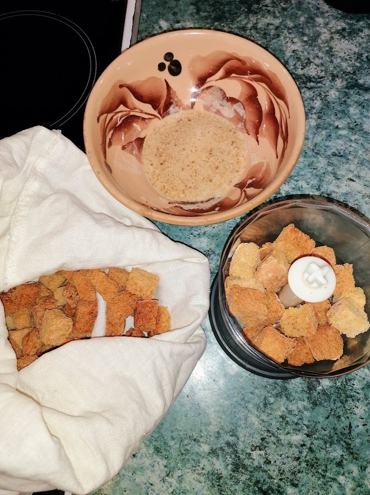 Уже писала, что не покупаю готовые панировочные сухари, делаю их сама. Фото автора