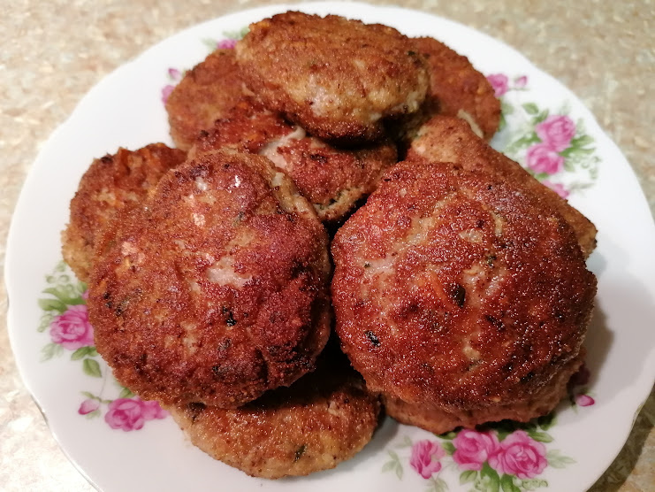 Котлеты в сухарной панировке с травами. Фото автора