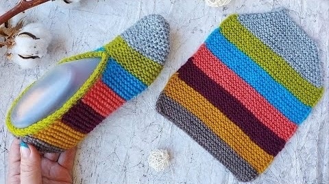 ЯРКИЕ ТАПОЧКИ-СЛЕДКИ СПИЦАМИ ИЗ ОСТАТКОВ ПРЯЖИ.