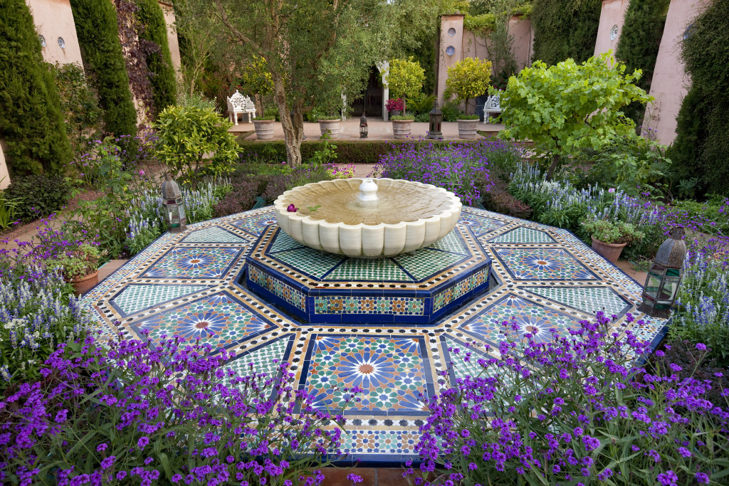 Сердце мавританского сада — фонтан в окружении цветов