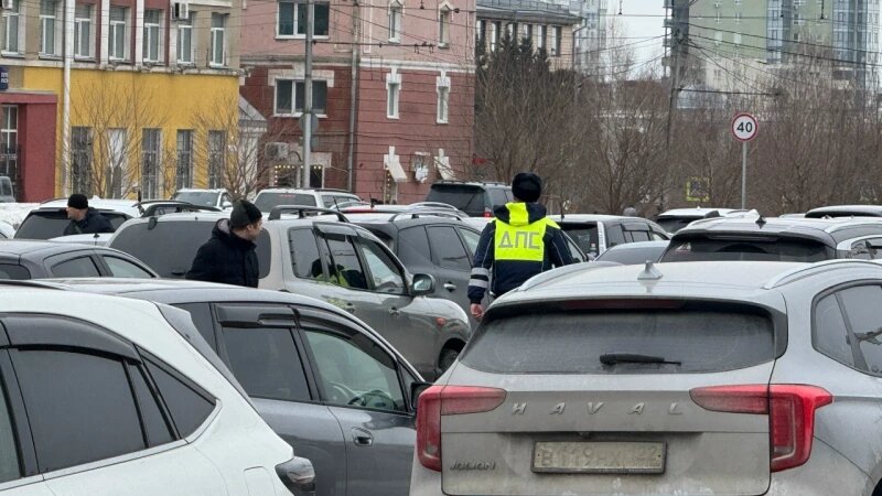     Парковка на площади Советов, 19 марта 2026 год. Федор Позников.