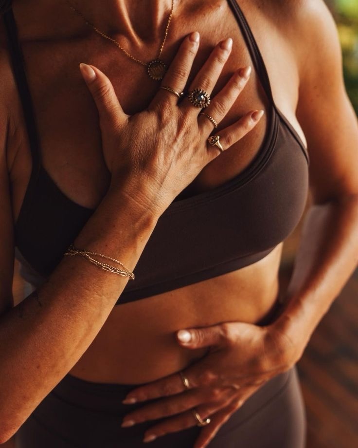 Аскеза, что в переводе с греческого означает "упражнение" или "практика", представляет собой добровольное самоограничение в чем-либо. Человек сознательно отказывается от каких-то радостей жизни, материальных благ или привычных занятий. Главная цель такого отказа — не просто лишить себя чего-то приятного, а скорее через это прийти к духовному росту, стать сильнее духом, выработать железную самодисциплину или приблизиться к исполнению заветной мечты. По сути, это не пассивное лишение, а намеренный, активный путь к внутренним переменам, к преображению своей личности.