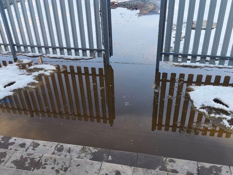    Отмостки затонули, к домам не подойти: Мкр Звездный Орска вновь затопило талой водой